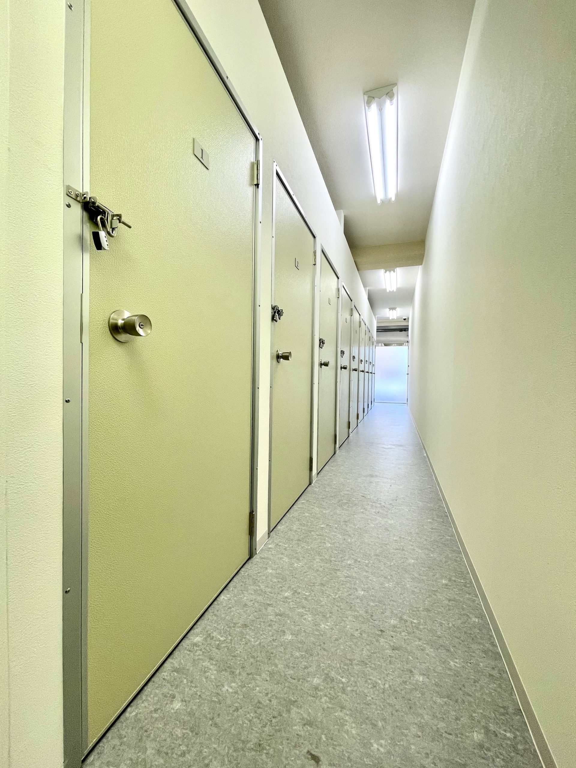 1帖から4帖まで選べるトランクルーム廊下